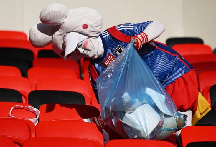 日本球迷解释为何清理看台垃圾的相关图片